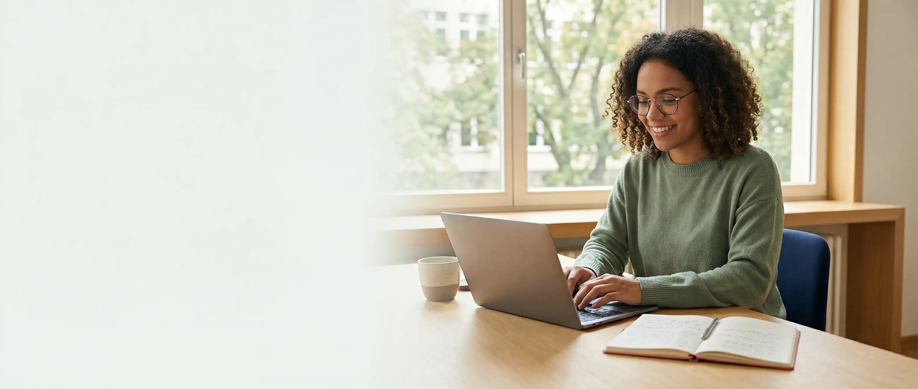 Studentin arbeitet an ihrer Masterarbeit mit Coach-Begleitung